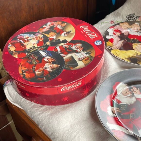 Lot of 3 Coca-Cola Santa plates in original box. - Picture 2 of 8